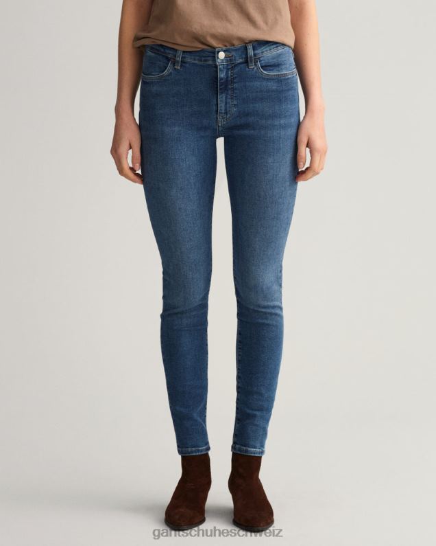 Frauen Nella Skinny Indigo Travel Jeans 0LP6X743 GANT Mittelblau getragen
